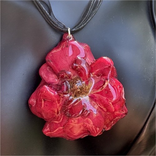Collana con fiore rosa - con, di