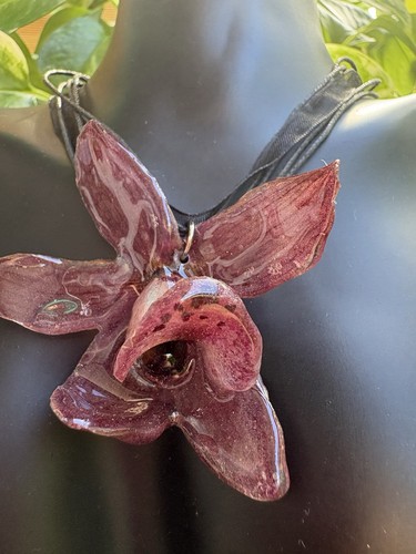 Collana con fiore - , di
