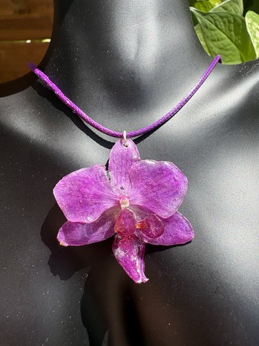 Collana girocollo con fiore - , di