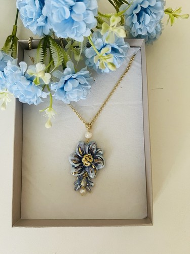 Collana con fiore in - ,