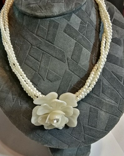 Collana con fiore 