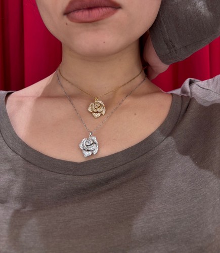Collana con ciondolo camelia - con,
