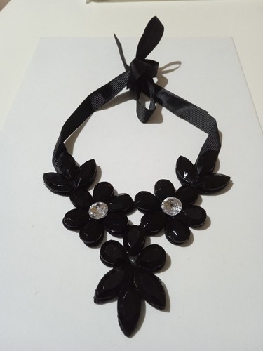 Collana colore nera con pietre